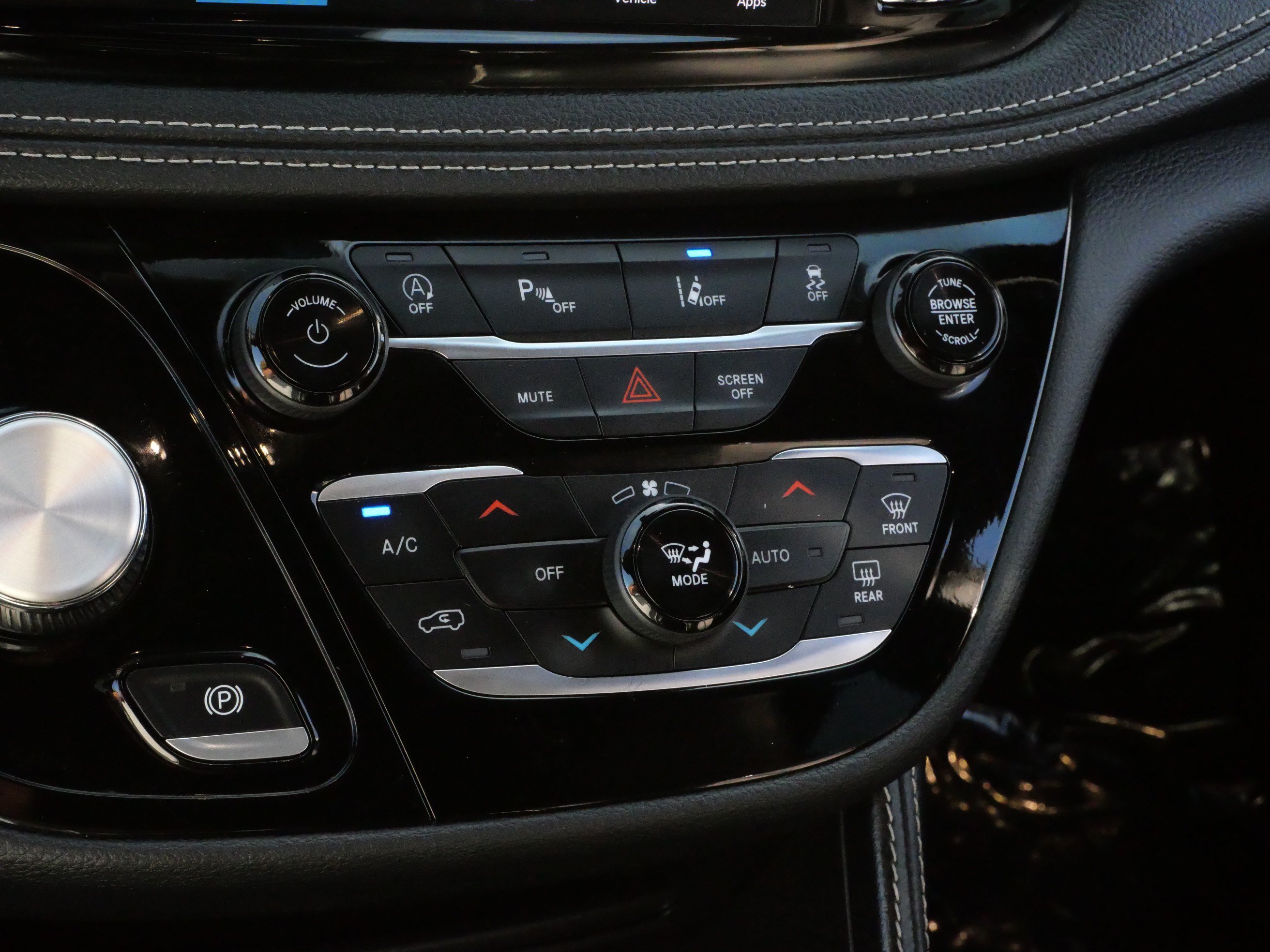 Used 2025 Chrysler Pacifica Limited FWD image 23