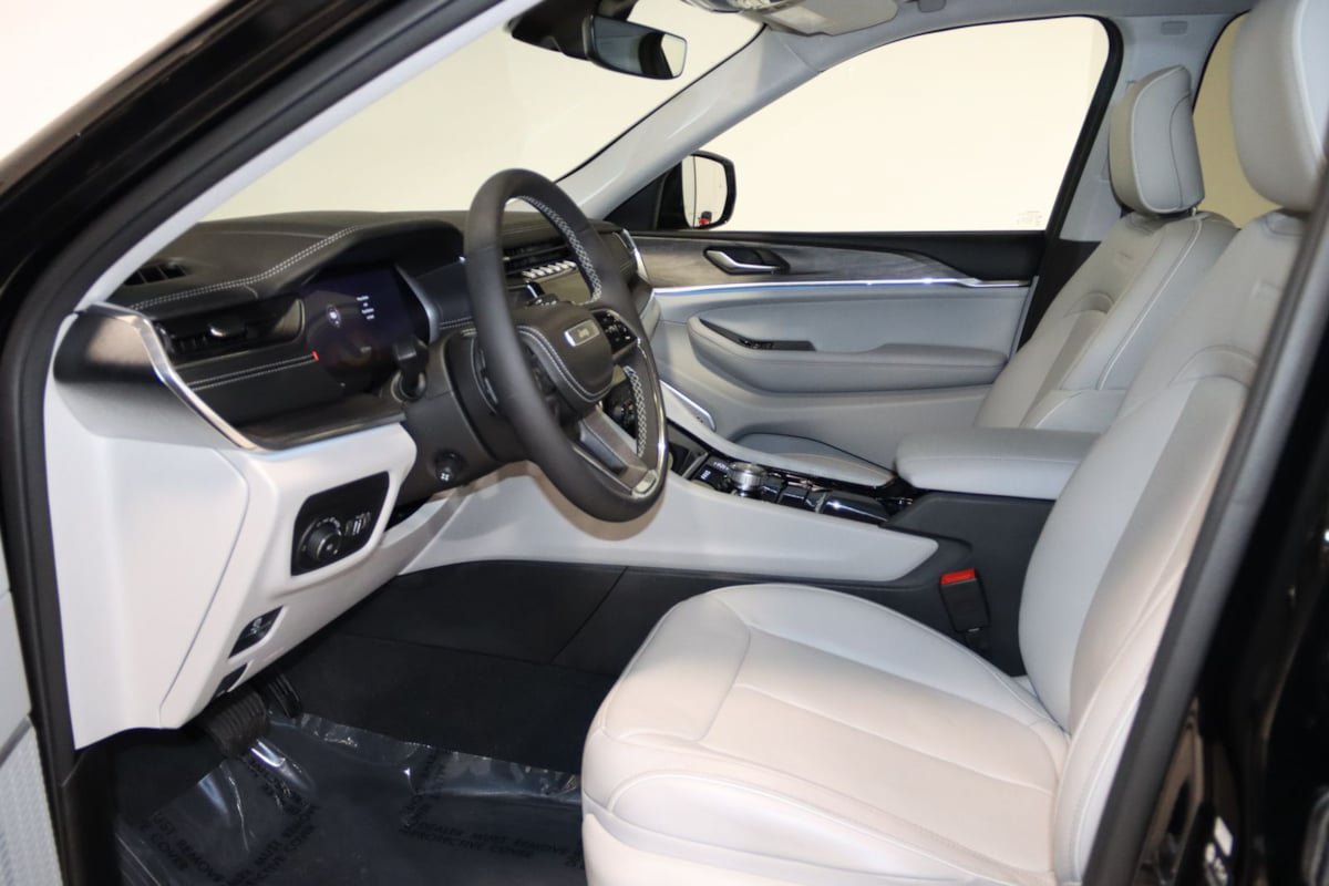 Used 2023 Jeep Grand Cherokee Overland AWD/4WD image 38