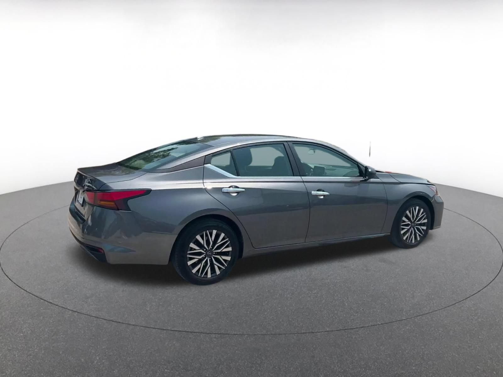 Used 2025 Nissan Altima 2.5 SV FWD image 12