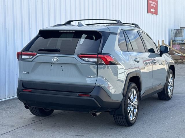 Used 2021 Toyota RAV4 XLE Premium image 4