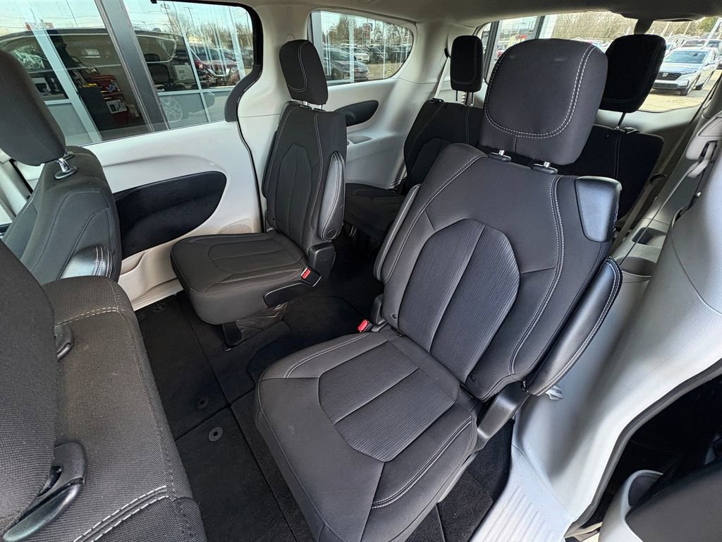 Used 2022 Chrysler Voyager LX image 22