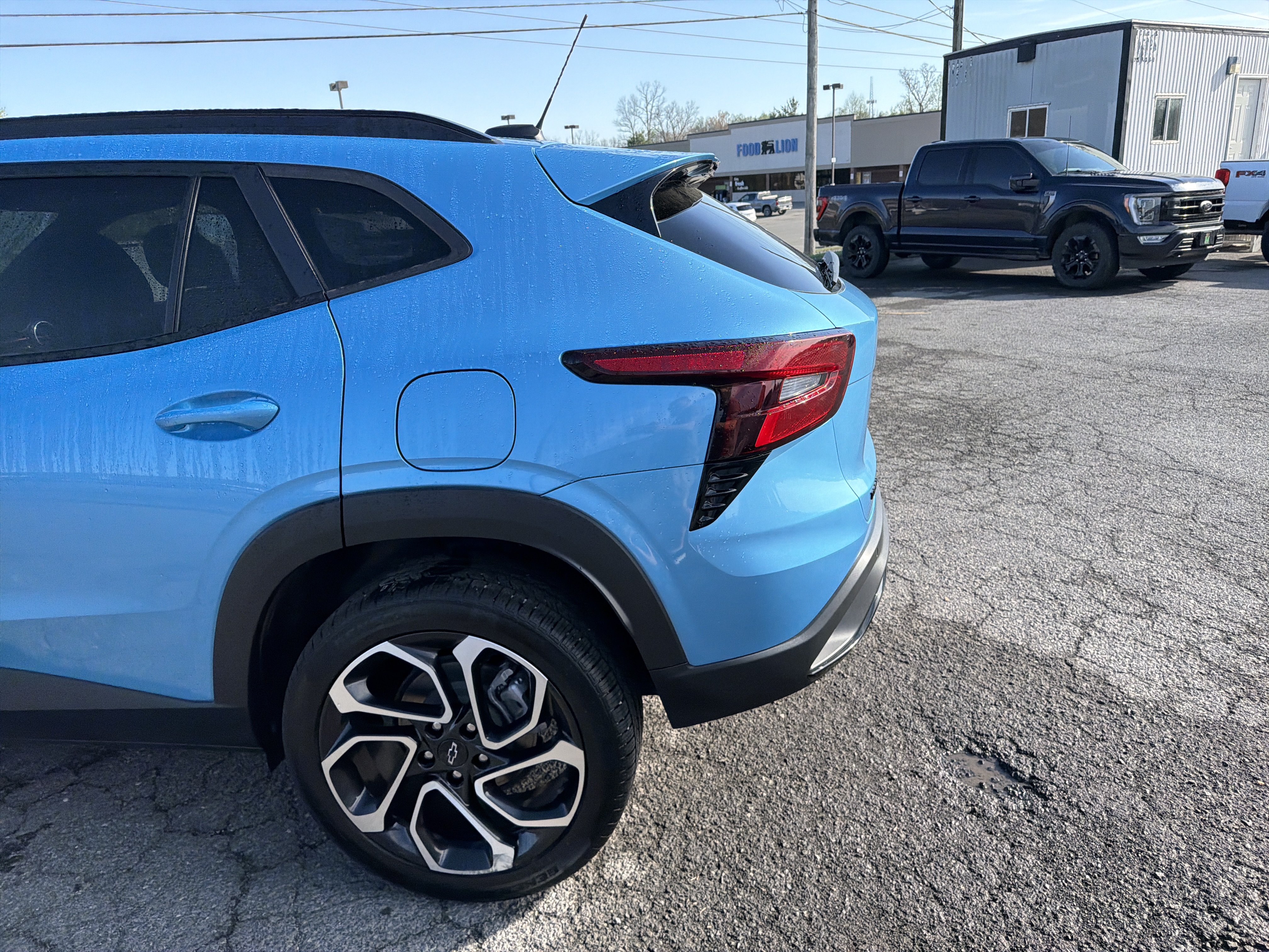 Used 2025 Chevrolet Trax RS w/ Sunroof Package FWD image 9