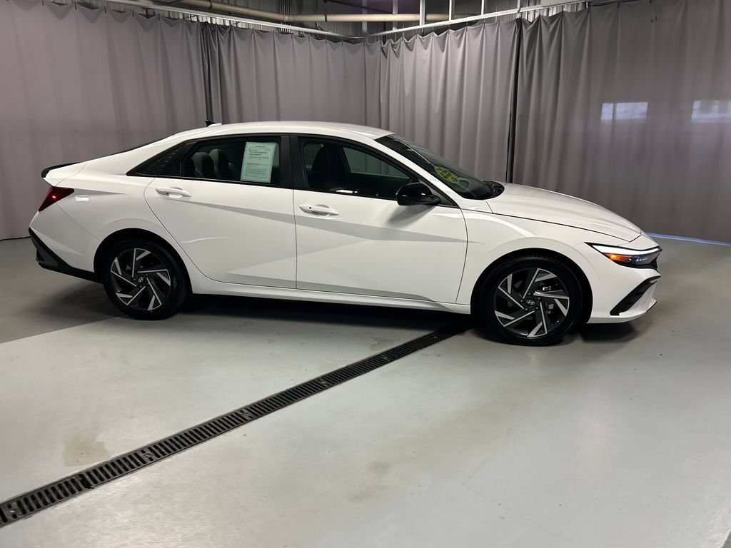 Used 2025 Hyundai Elantra Sport FWD image 8