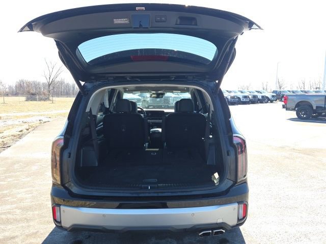 Used 2023 Kia Telluride EX w/ EX Captain's Chair Package image 8