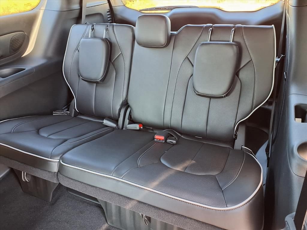 New 2026 Chrysler Pacifica Limited image 29