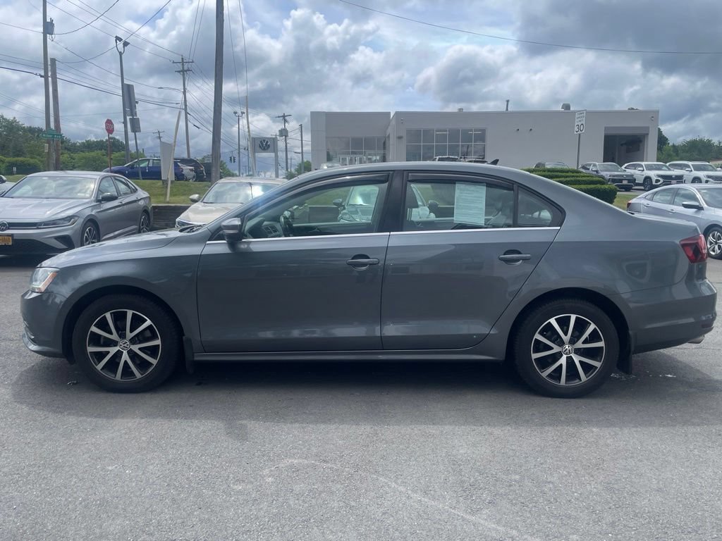 Used 2017 Volkswagen Jetta SE FWD image 2