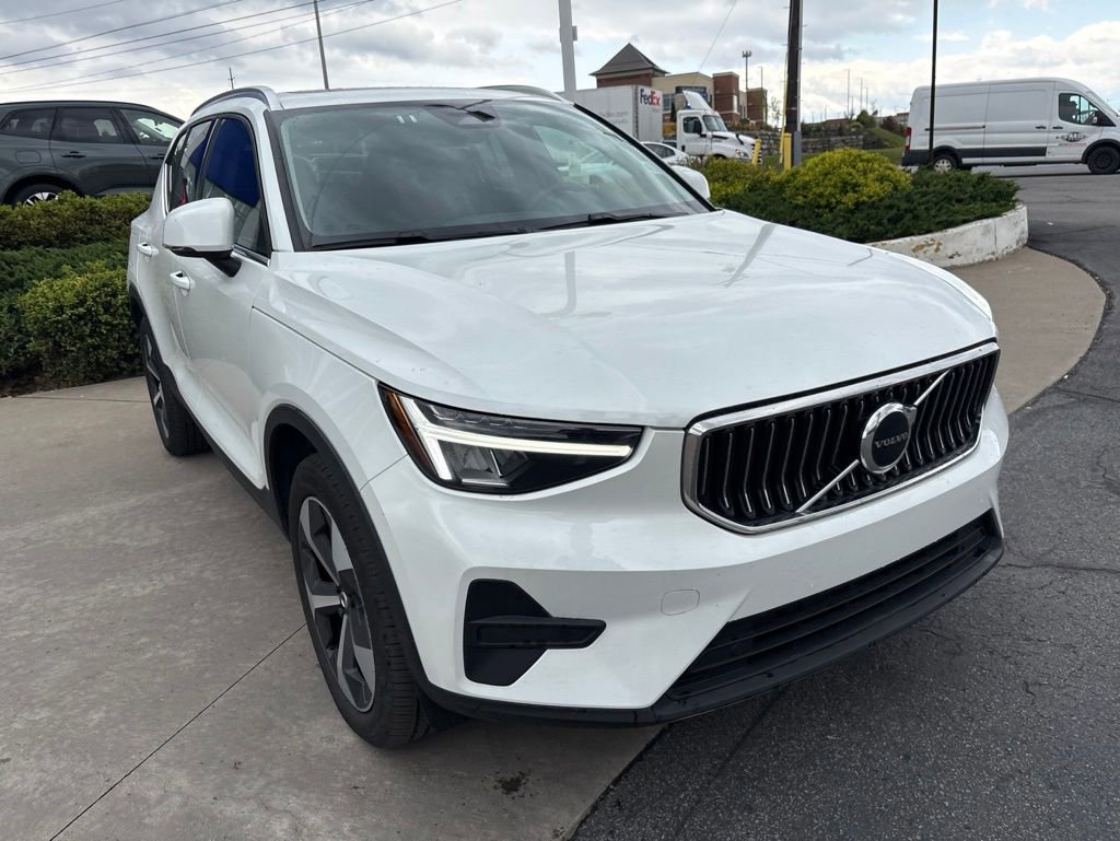 Used 2025 Volvo XC40 B5 Core AWD/4WD image 5