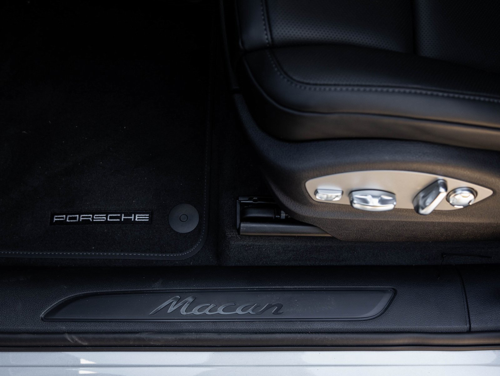 New 2026 Porsche Macan image 21