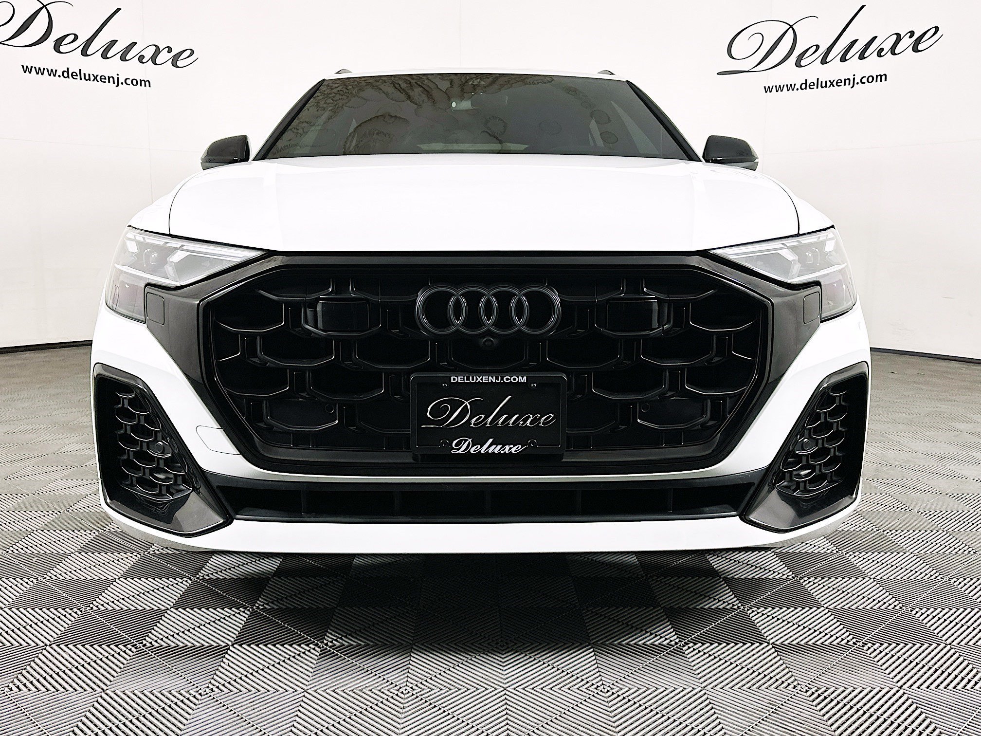 Used 2024 Audi SQ8 Premium Plus w/ Executive Package AWD/4WD image 2
