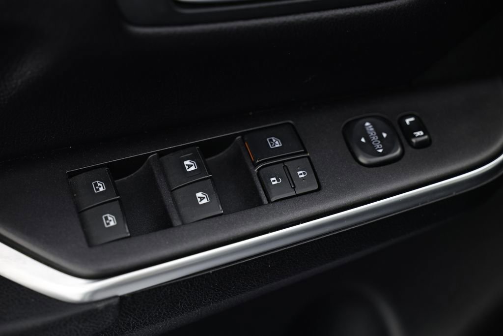 Used 2016 Toyota Camry SE w/ Moonroof Package image 18