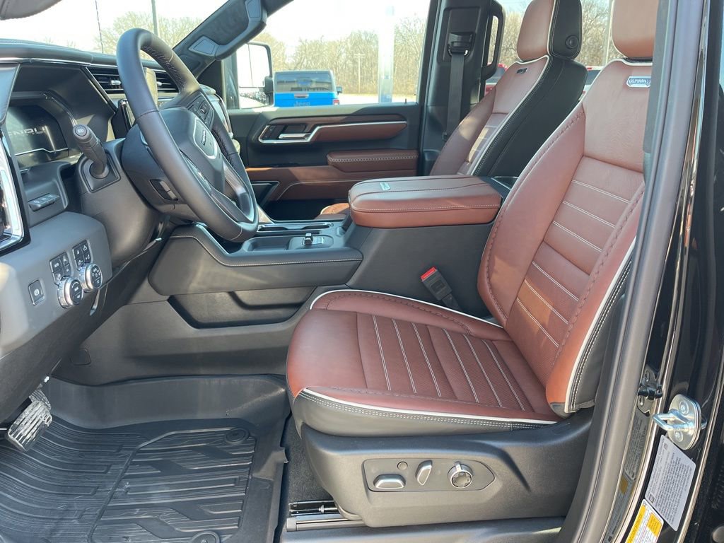 New 2025 GMC Sierra 3500 Denali Ultimate AWD/4WD image 16