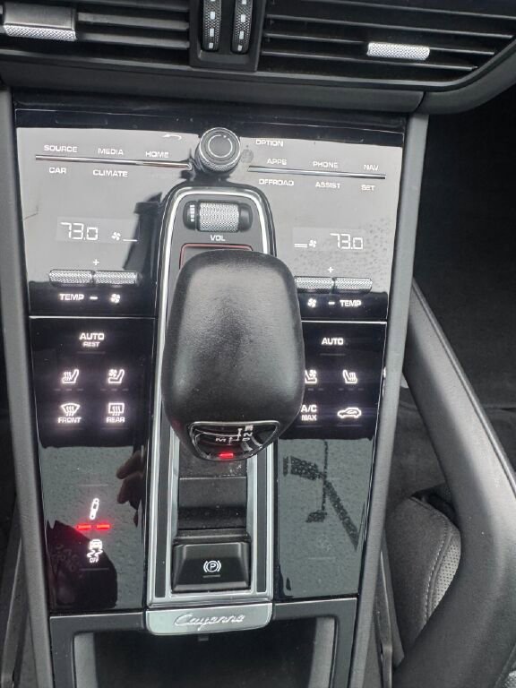 Used 2023 Porsche Cayenne Platinum Edition image 26