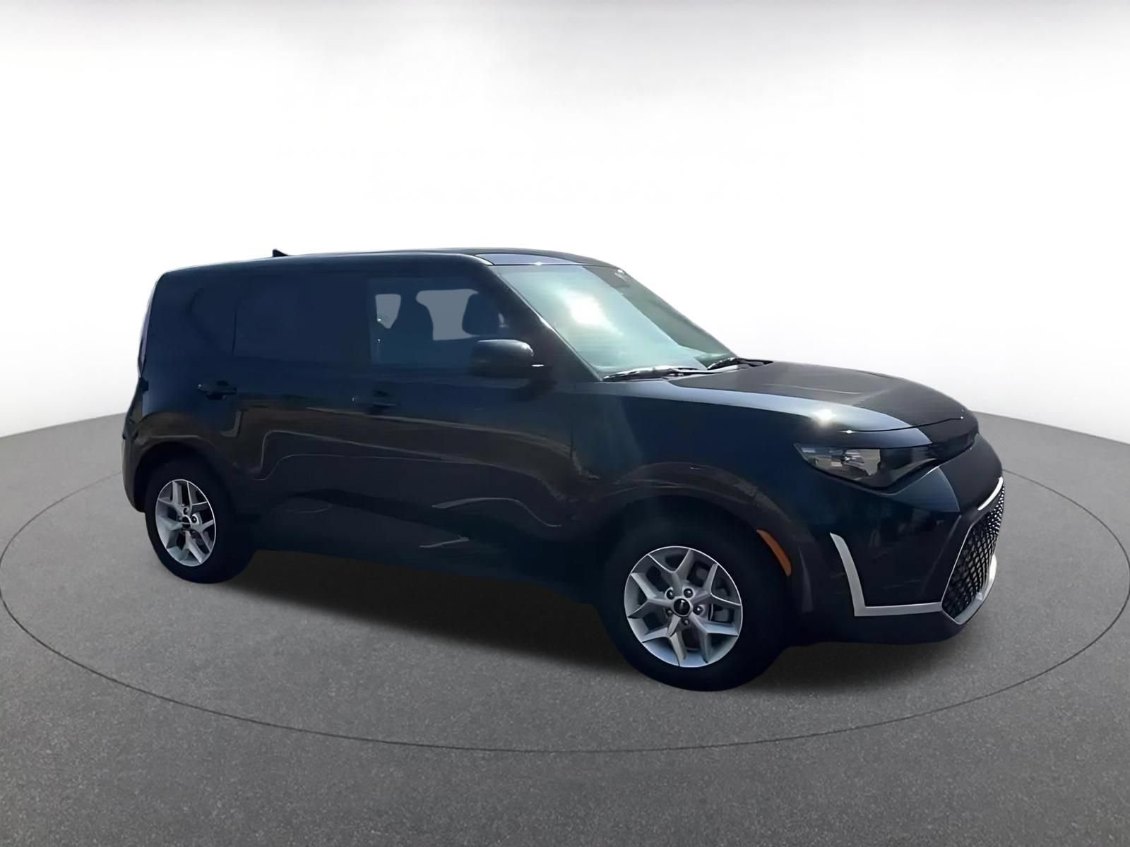 Used 2025 Kia Soul LX w/ LX Technology Package FWD image 2
