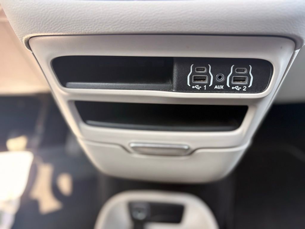 Used 2023 Chrysler Pacifica Touring-L FWD image 21