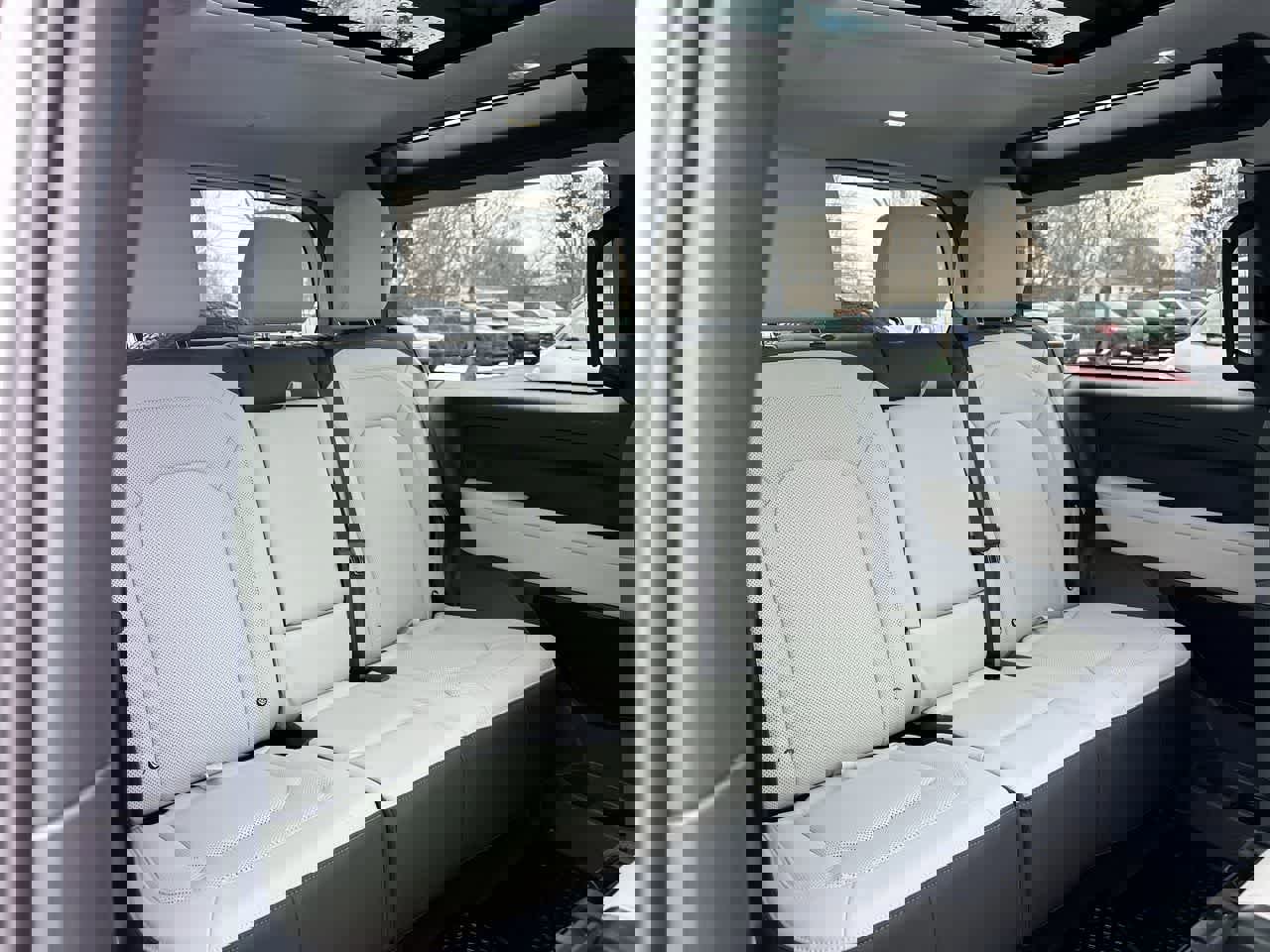 Used 2025 Land Rover Defender 90 S image 24