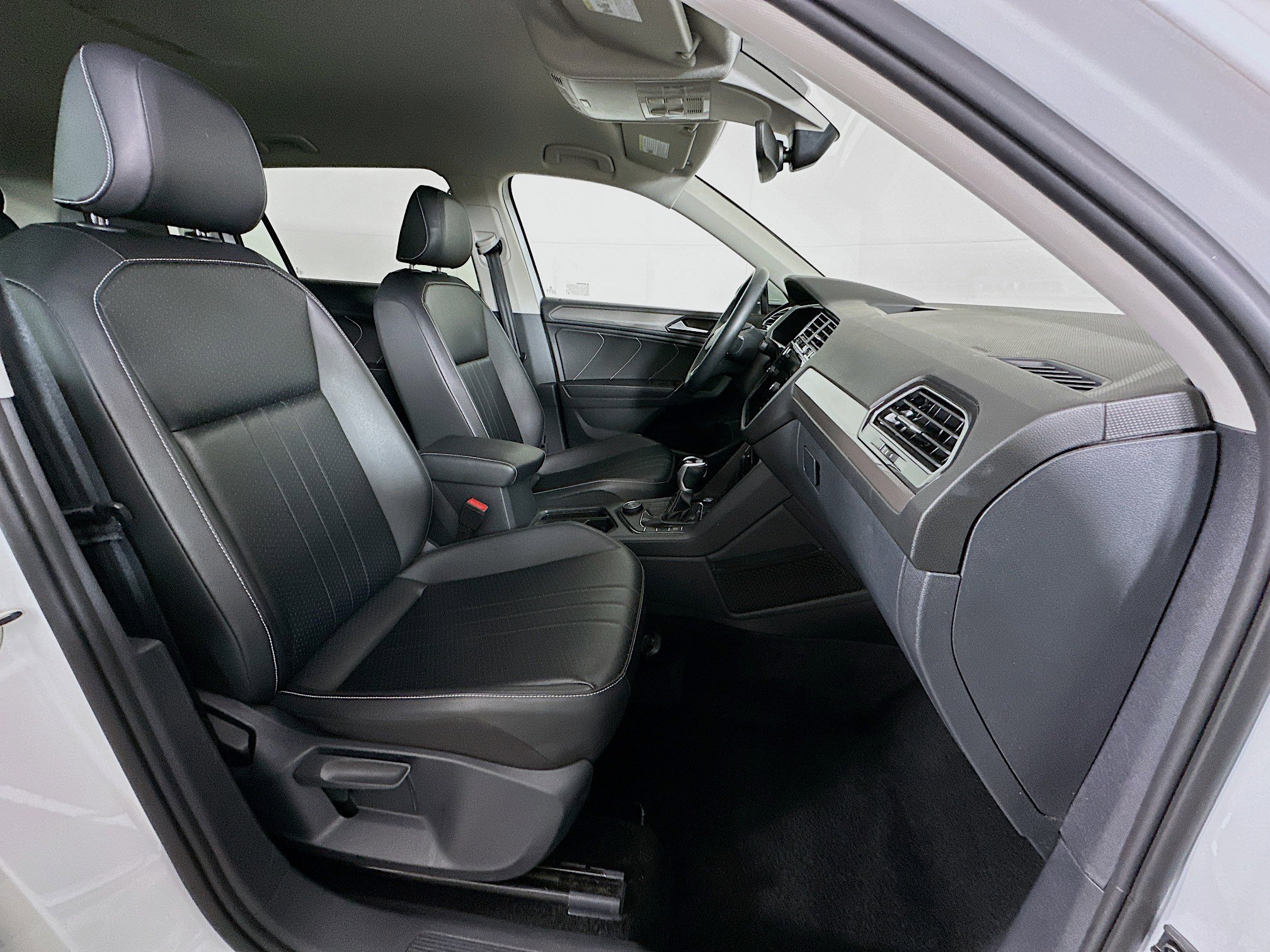 Used 2024 Volkswagen Tiguan SE image 30