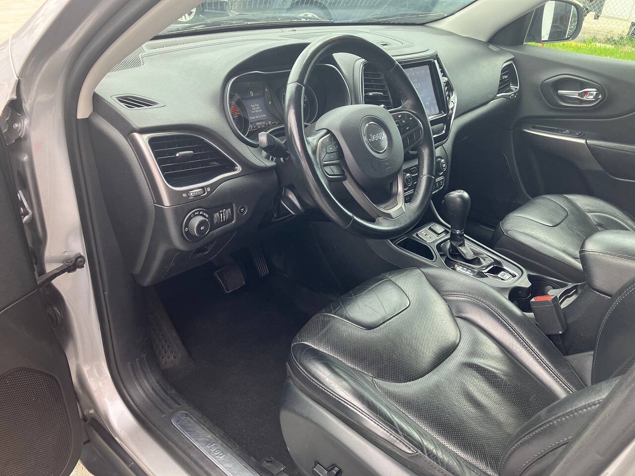 Used 2019 Jeep Cherokee Limited FWD image 11