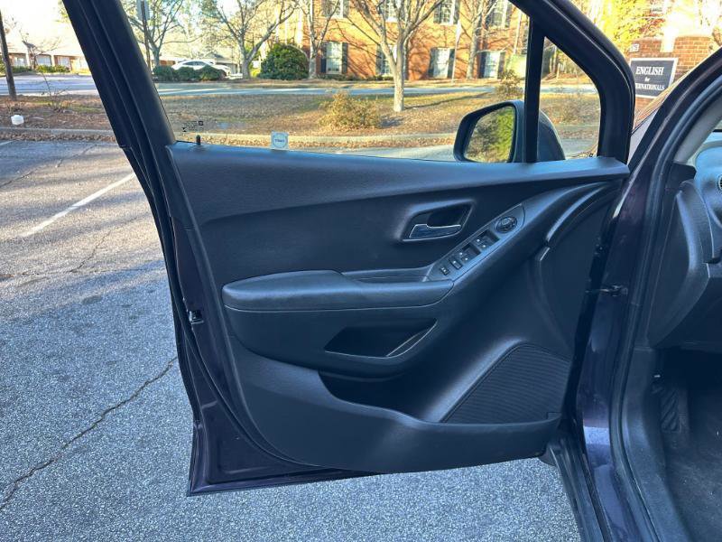 Used 2016 Chevrolet Trax LT w/ LT Convenience Package image 18