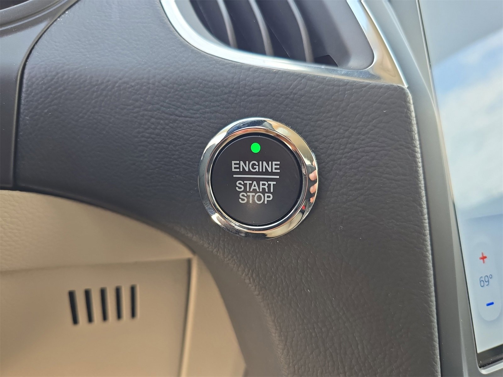 Used 2023 Ford Edge Titanium image 25