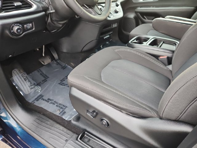 Used 2024 Chrysler Pacifica Touring FWD image 21