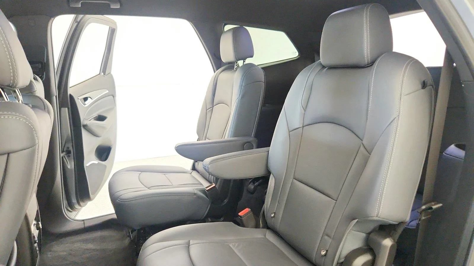 Used 2023 Buick Enclave Essence AWD/4WD image 23