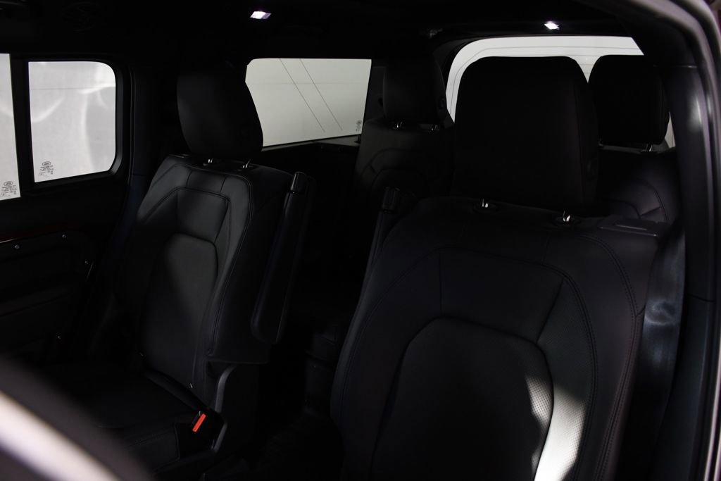 New 2026 Land Rover Defender 130 X-Dynamic SE AWD/4WD image 28