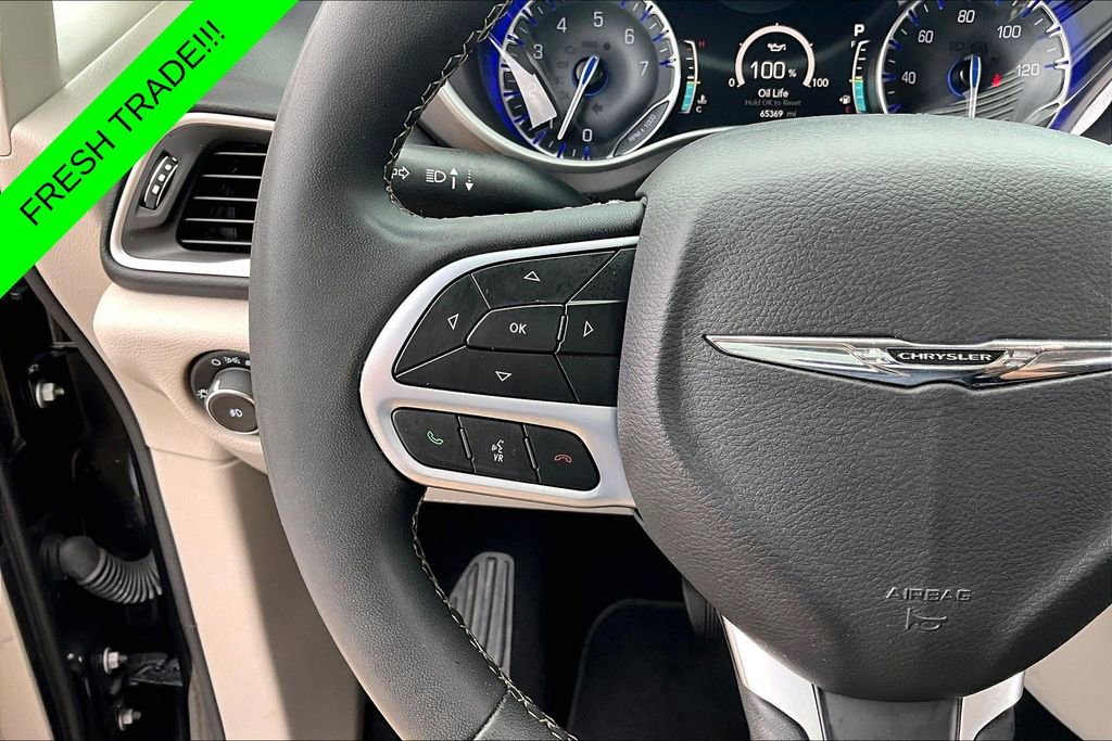 Used 2023 Chrysler Pacifica Touring-L FWD image 11