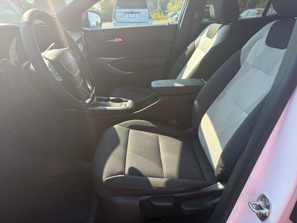 Used 2025 Chevrolet Trax RS w/ Driver Confidence Package FWD image 15