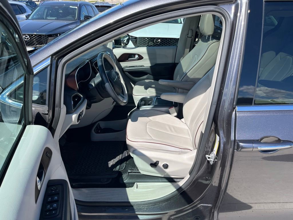 Used 2018 Chrysler Pacifica Limited w/ Tire & Wheel Group FWD image 11