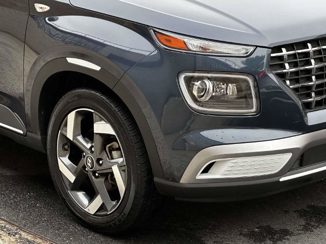 Used 2025 Hyundai Venue Limited FWD image 13
