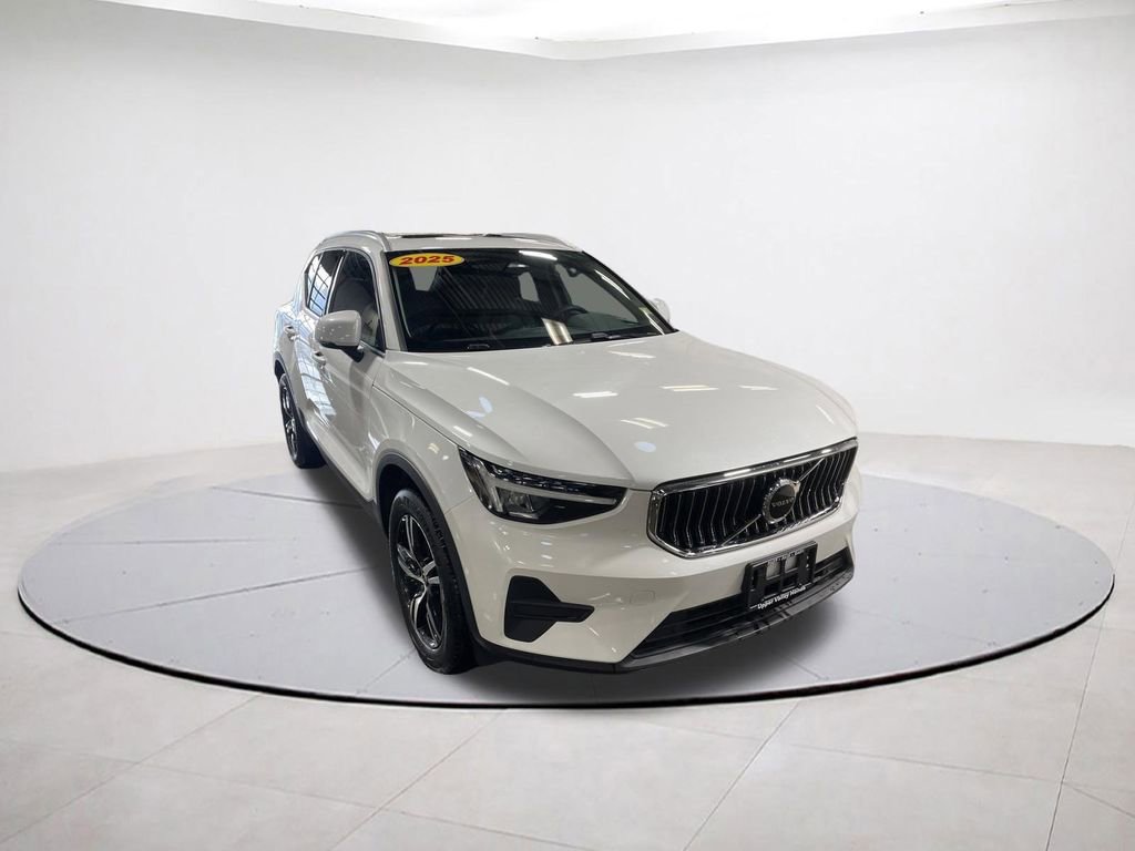 Used 2025 Volvo XC40 B5 Core AWD/4WD image 4