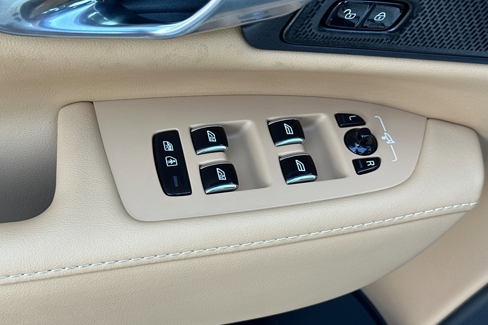 Certified 2025 Volvo S90 T8 Ultra AWD/4WD image 13