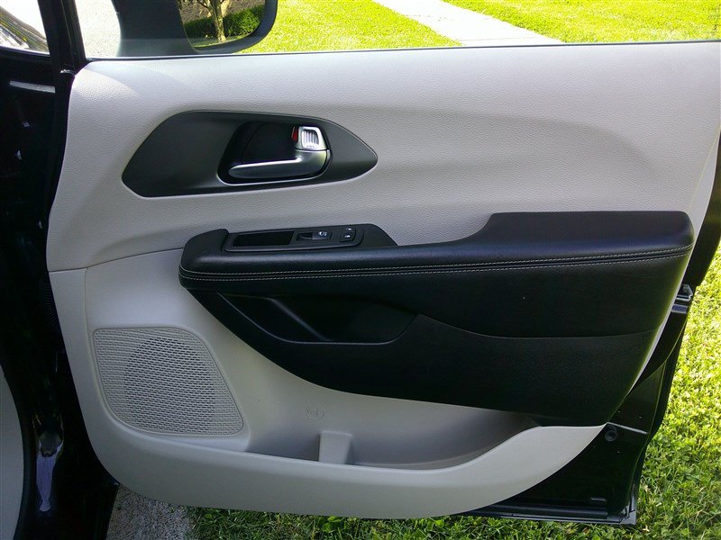 Used 2023 Chrysler Pacifica Touring-L FWD image 22