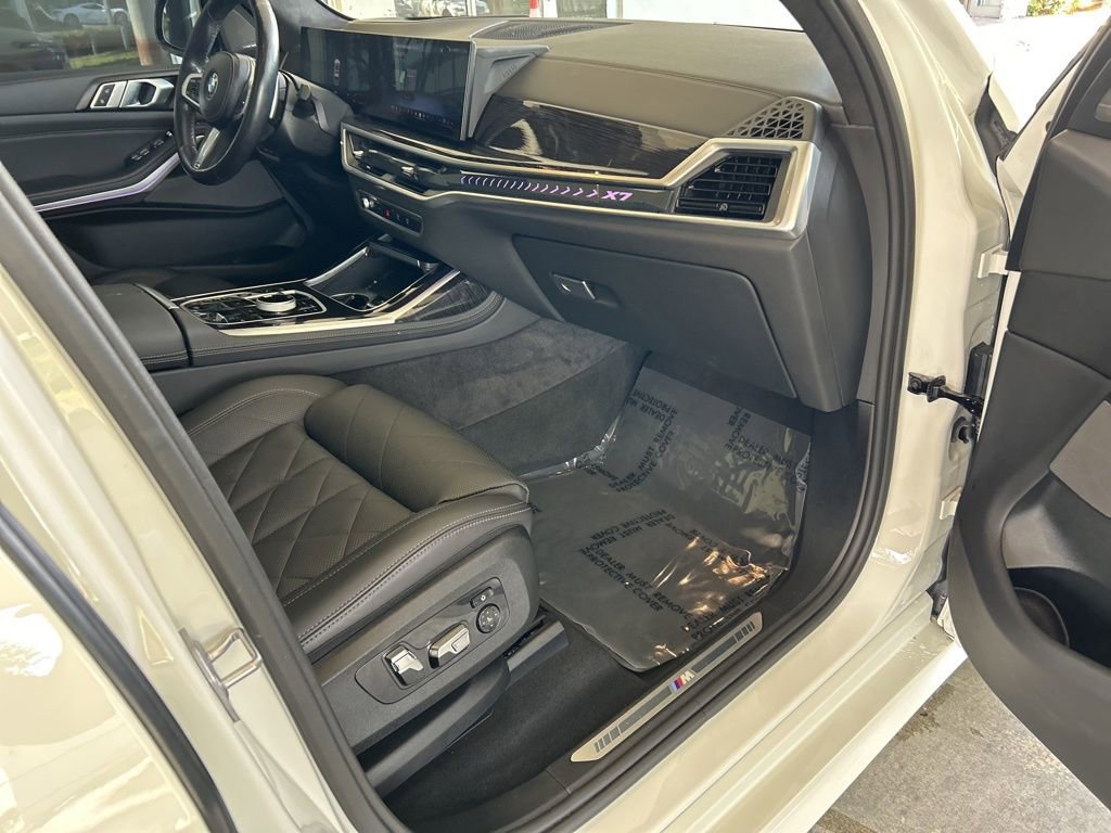 Used 2024 BMW X7 xDrive40i w/ M Sport Package image 29