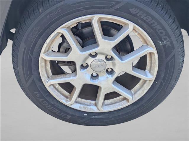 Used 2019 Jeep Renegade Latitude AWD/4WD image 16