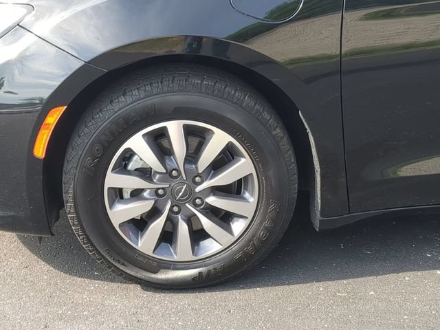 Used 2024 Chrysler Pacifica Limited FWD image 13