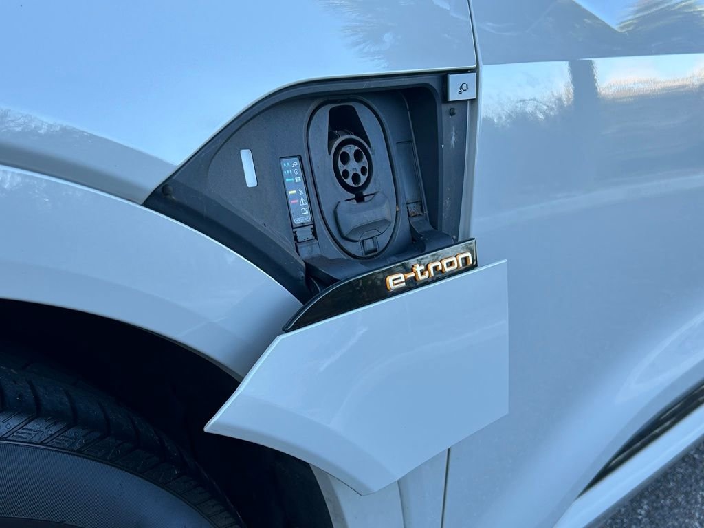 Used 2022 Audi e-tron Premium Plus w/ Premium Plus Package image 54