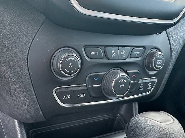 Used 2019 Jeep Cherokee Latitude w/ Cold Weather Group AWD/4WD image 28