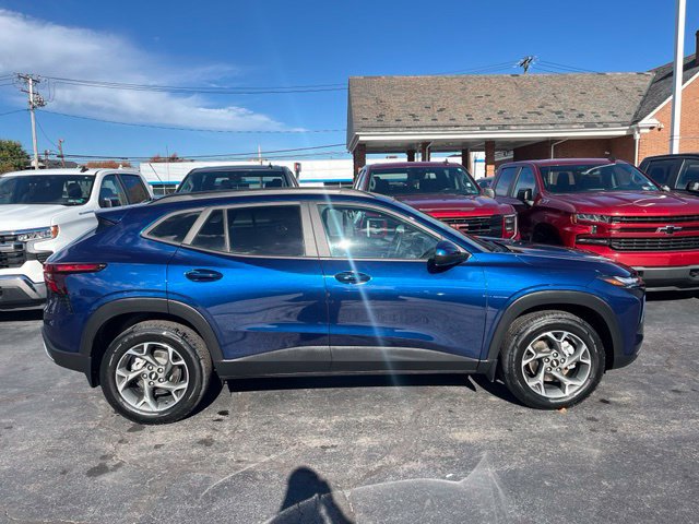 Used 2024 Chevrolet Trax LT w/ LT Convenience Package FWD image 2