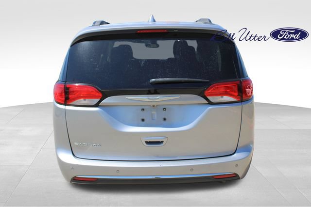 Used 2017 Chrysler Pacifica Touring-L w/ Tire & Wheel Group FWD image 6