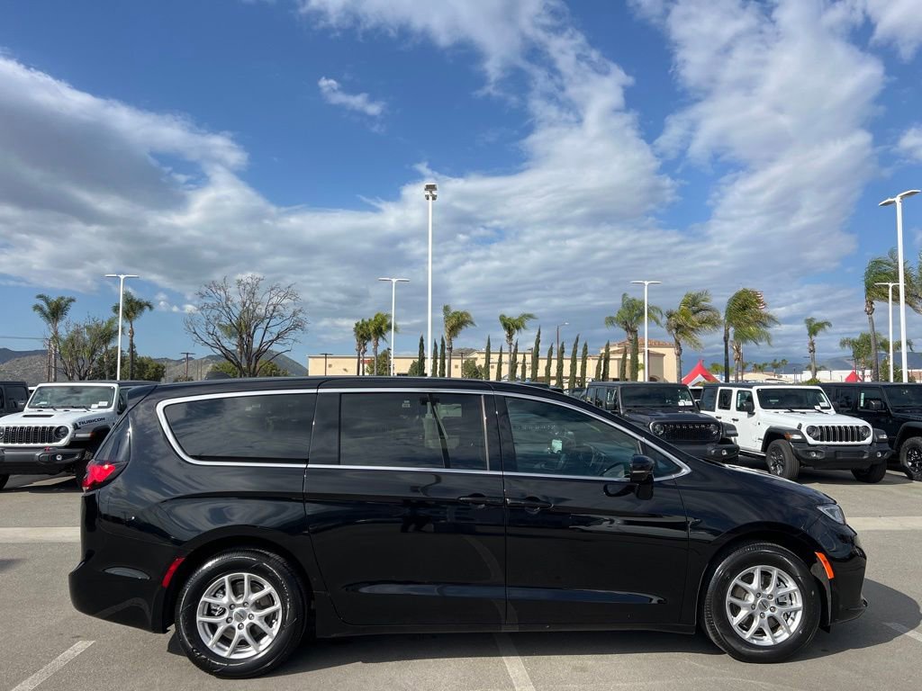 Used 2024 Chrysler Pacifica Touring image 10