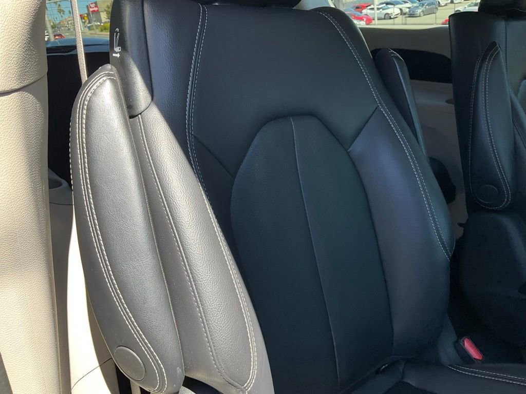 Used 2022 Chrysler Pacifica Touring-L w/ Uconnect Theater Family Group image 59