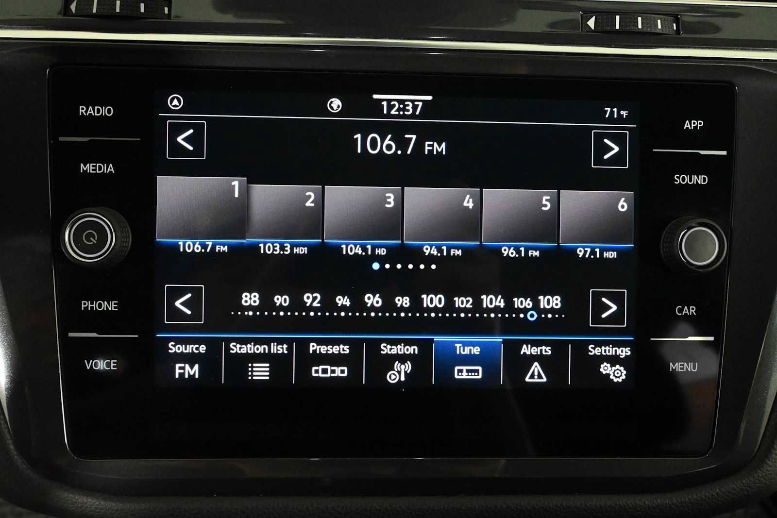 Certified 2022 Volkswagen Tiguan SE FWD image 26