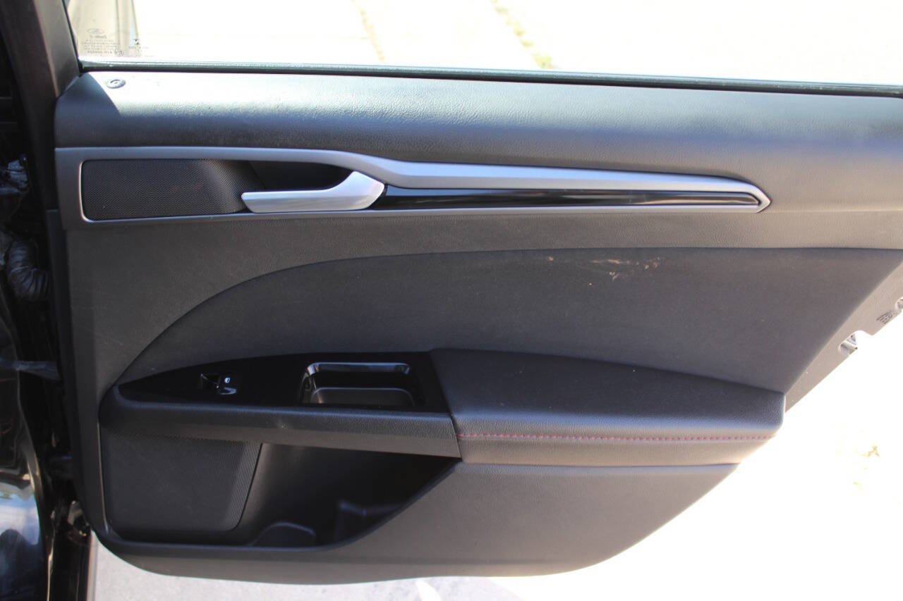 Used 2015 Ford Fusion SE w/ Equipment Group 201A FWD image 9