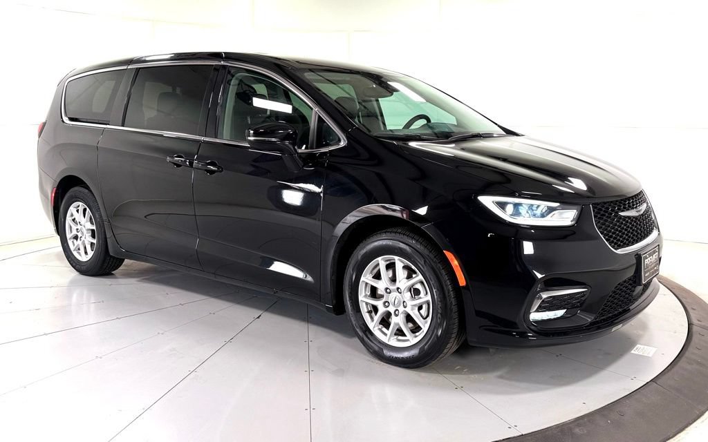 Used 2024 Chrysler Pacifica Touring-L FWD image 1