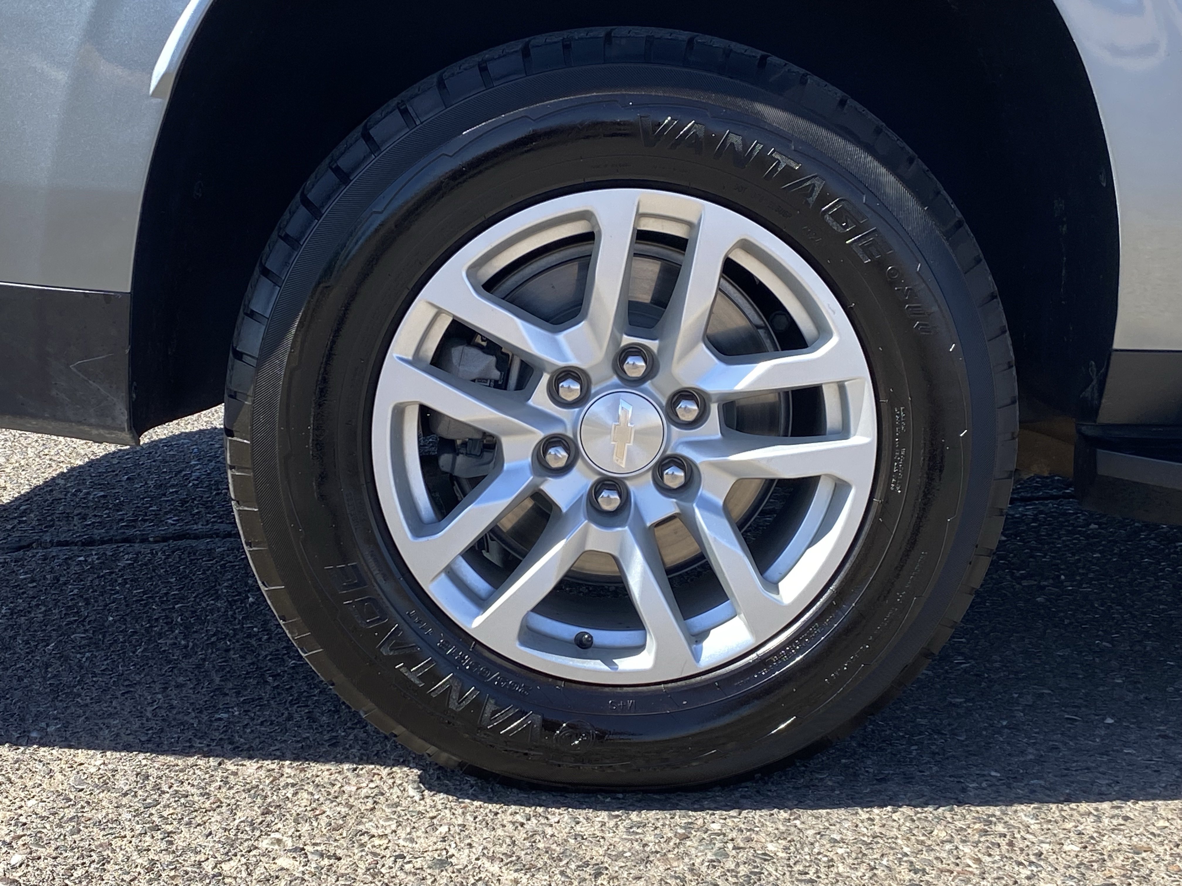 Used 2024 Chevrolet Suburban LT RWD image 9