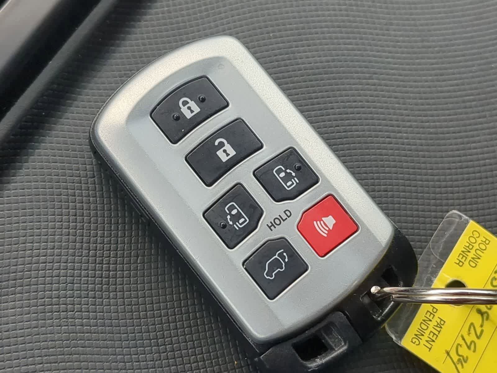 Used 2020 Toyota Sienna XLE w/ XLE Navigation Package FWD image 32