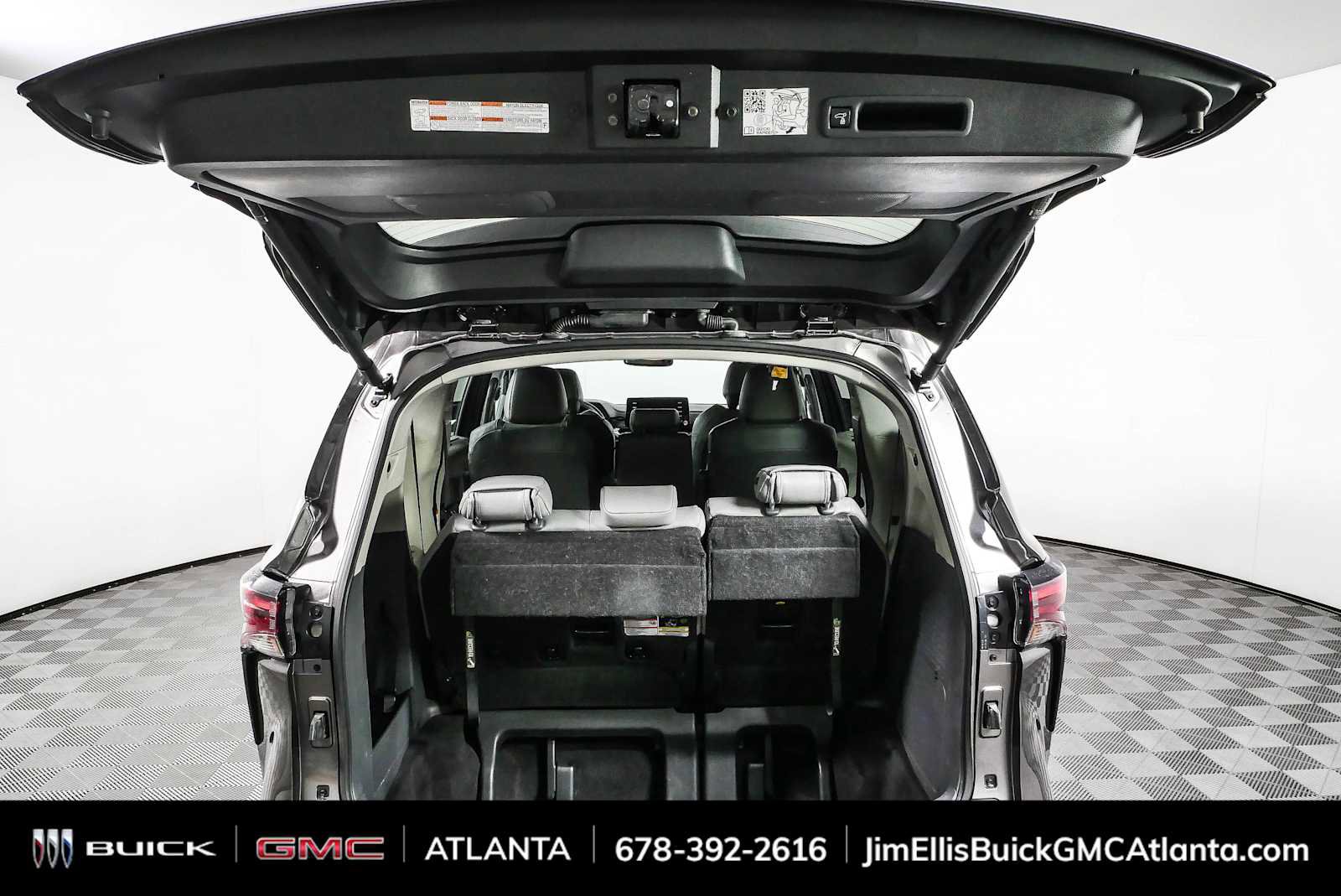 Used 2024 Toyota Sienna XLE FWD image 30