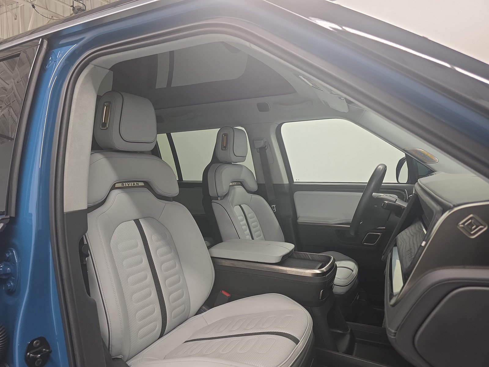 Used 2023 Rivian R1S Adventure AWD/4WD image 24