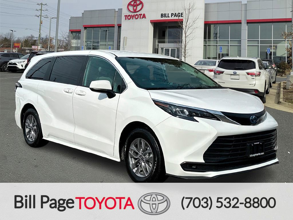 Used 2025 Toyota Sienna LE image 1